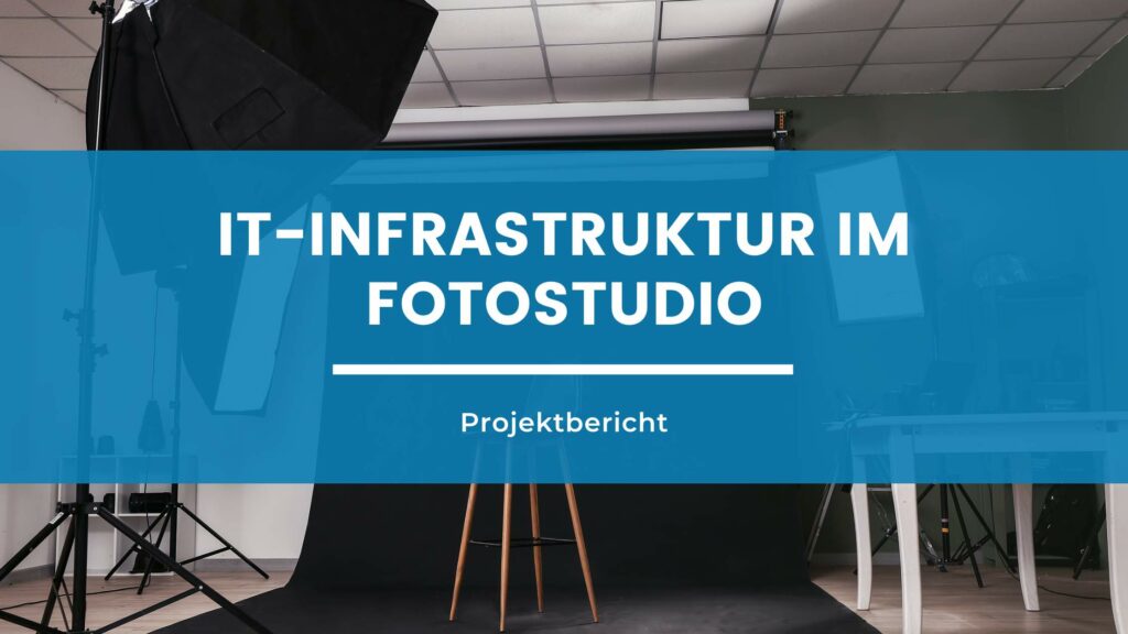 Blog-Beitragsbild von Lösungsinsel. Im Hintergrund ist ein Fotostudio zu sehen, darauf ein blaues Rechteck. Der Titel ist in weiß geschrieben und zentriert "IT-Infrastruktur im Fotostudio" - ein Projektbericht von Lösungsinsel.